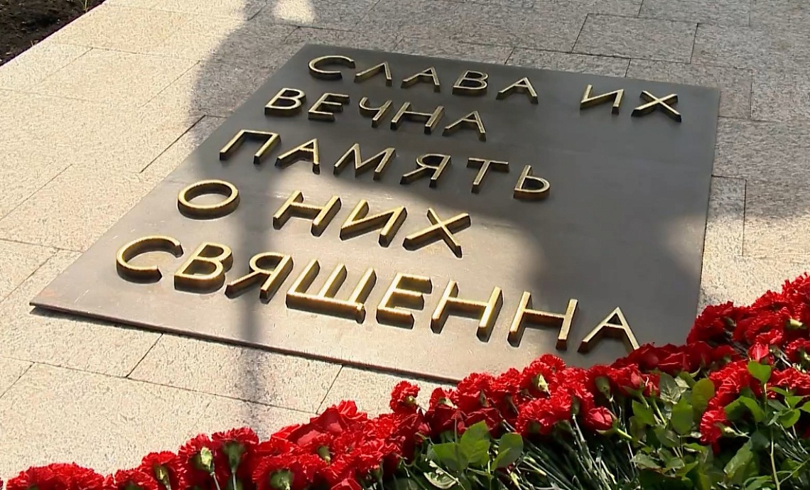 Олег Мельниченко возложил цветы к Монументу воинской и трудовой Славы